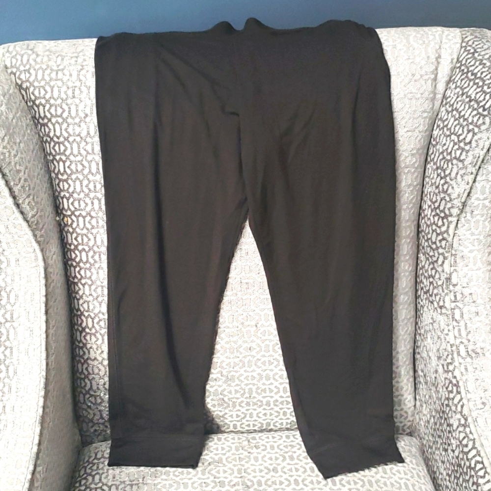 Black capri leggings